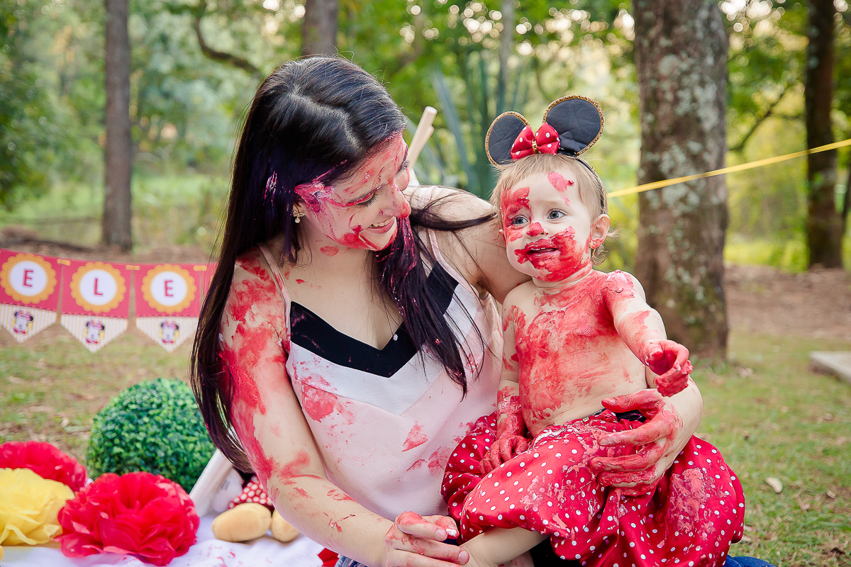 e quem resiste ao tema Minnie? Foi este o tema escolhido para o Smash The Cake da pequena. Ela adorou a brincadeira e se divertiu com o bolo, se lambuzou bastante. E o mais legal é que os papais também entraram na brincadeira e se lambuzaram muitoooo