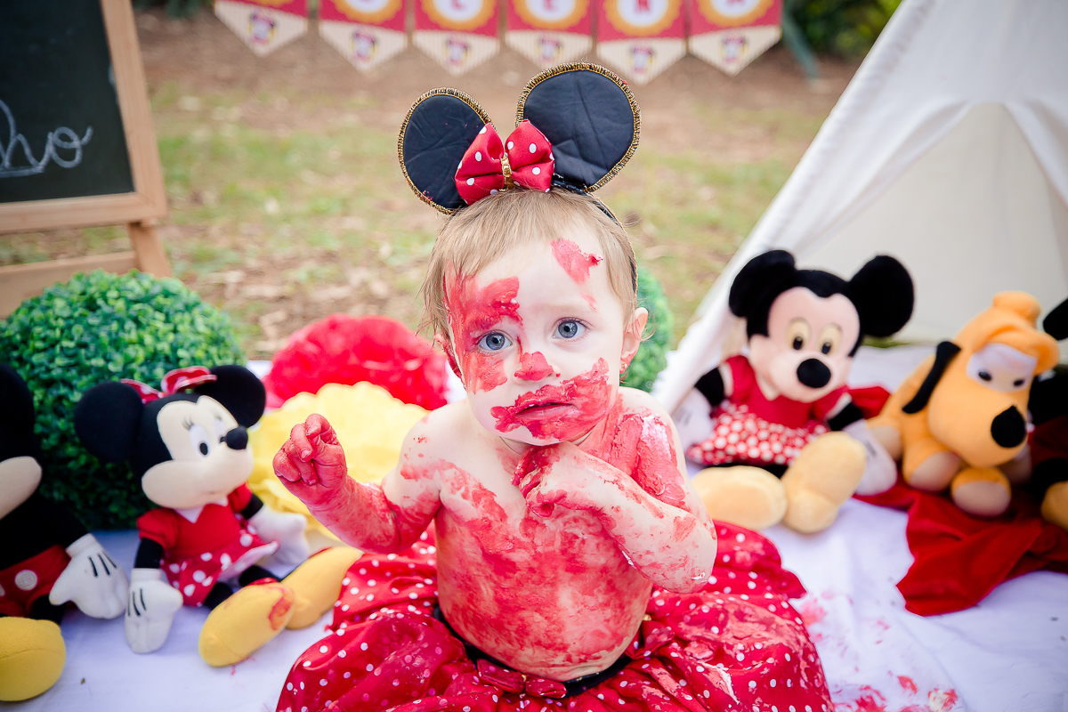 e quem resiste ao tema Minnie? Foi este o tema escolhido para o Smash The Cake da pequena. Ela adorou a brincadeira e se divertiu com o bolo, se lambuzou bastante. E o mais legal é que os papais também entraram na brincadeira e se lambuzaram muitoooo
