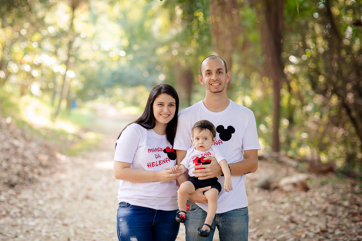 e quem resiste ao tema Minnie? Foi este o tema escolhido para o Smash The Cake da pequena. Ela adorou a brincadeira e se divertiu com o bolo, se lambuzou bastante. E o mais legal é que os papais também entraram na brincadeira e se lambuzaram muitoooo