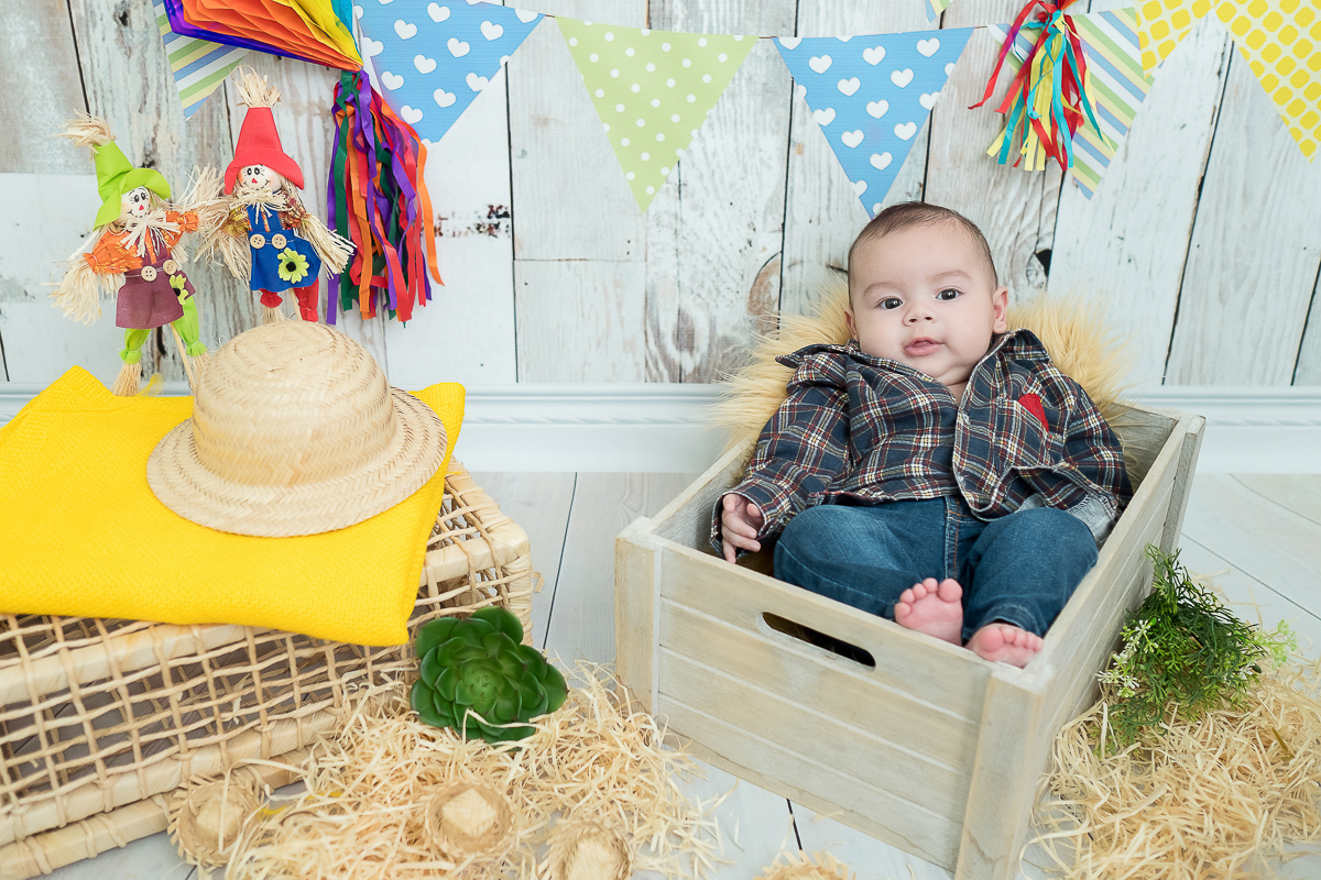 O Arthur nos surpreendeu quando chegou para a segunda sessão de fotos, pois ele havia mudado muito! Ele esta super gordinho e esperto. Arthur nos deixou derretidos. 

Nessa sessão registramos a primeira festa junina desse príncipe