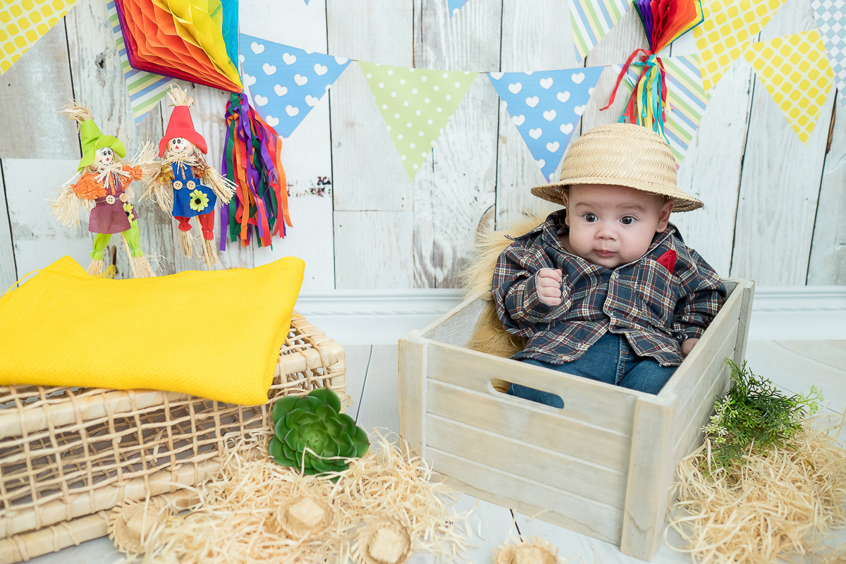 O Arthur nos surpreendeu quando chegou para a segunda sessão de fotos, pois ele havia mudado muito! Ele esta super gordinho e esperto. Arthur nos deixou derretidos. 

Nessa sessão registramos a primeira festa junina desse príncipe