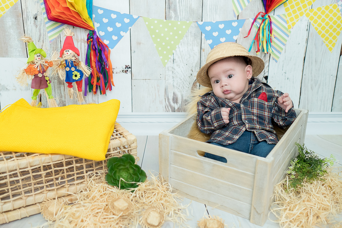 O Arthur nos surpreendeu quando chegou para a segunda sessão de fotos, pois ele havia mudado muito! Ele esta super gordinho e esperto. Arthur nos deixou derretidos. 

Nessa sessão registramos a primeira festa junina desse príncipe