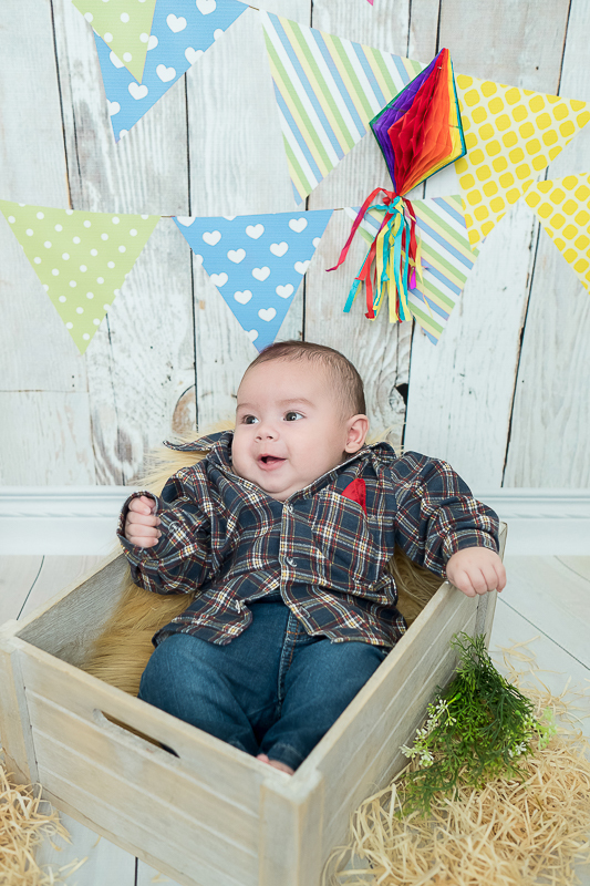 O Arthur nos surpreendeu quando chegou para a segunda sessão de fotos, pois ele havia mudado muito! Ele esta super gordinho e esperto. Arthur nos deixou derretidos. 

Nessa sessão registramos a primeira festa junina desse príncipe