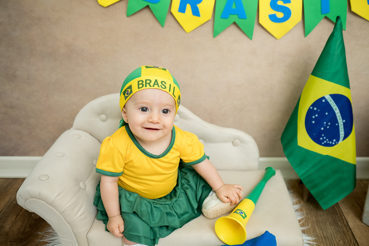 Na sessão de 6 meses de acompanhamento da Manu tivemos os temas da copa e festa junina.

Ganhamos vários sorrisos dessa princesa. ♥ Manu está cada dia mais linda e esperta !!