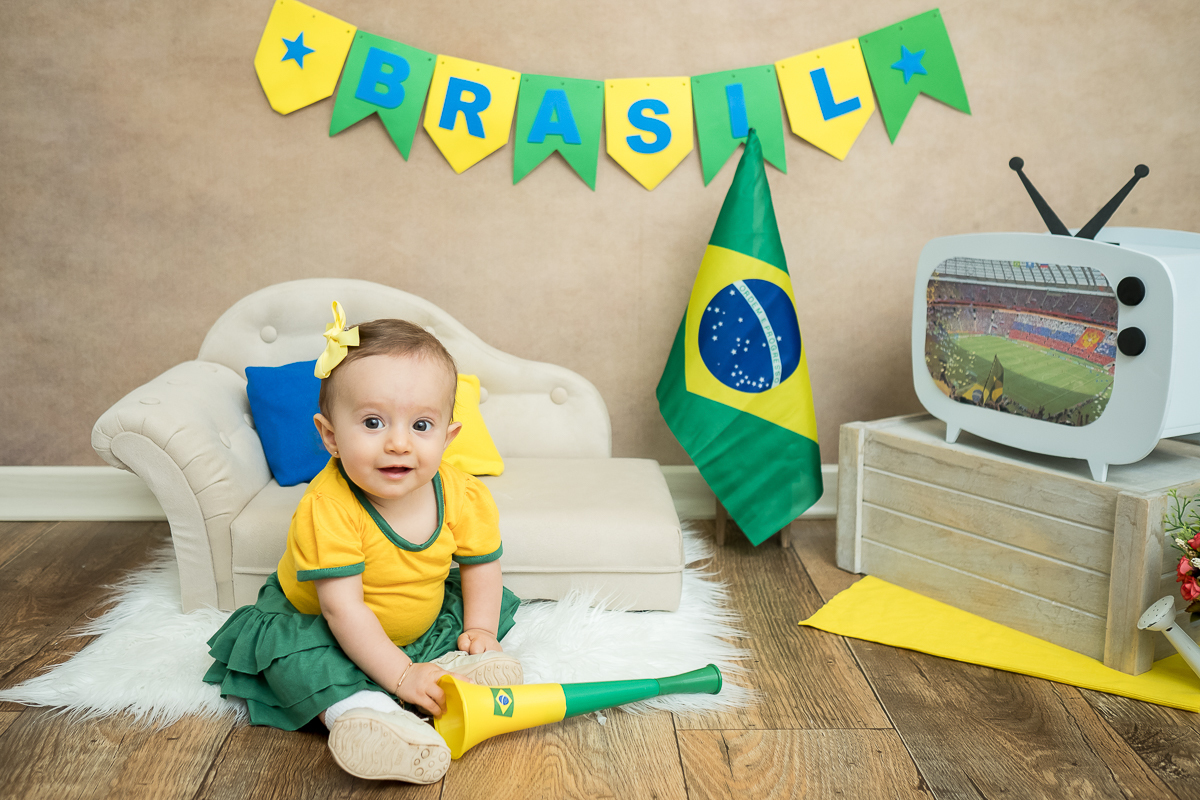 Na sessão de 6 meses de acompanhamento da Manu tivemos os temas da copa e festa junina.

Ganhamos vários sorrisos dessa princesa. ♥ Manu está cada dia mais linda e esperta !!