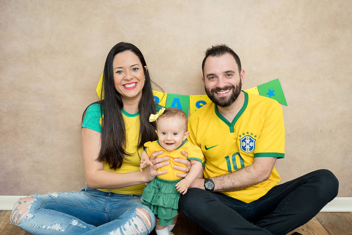 Na sessão de 6 meses de acompanhamento da Manu tivemos os temas da copa e festa junina.

Ganhamos vários sorrisos dessa princesa. ♥ Manu está cada dia mais linda e esperta !!