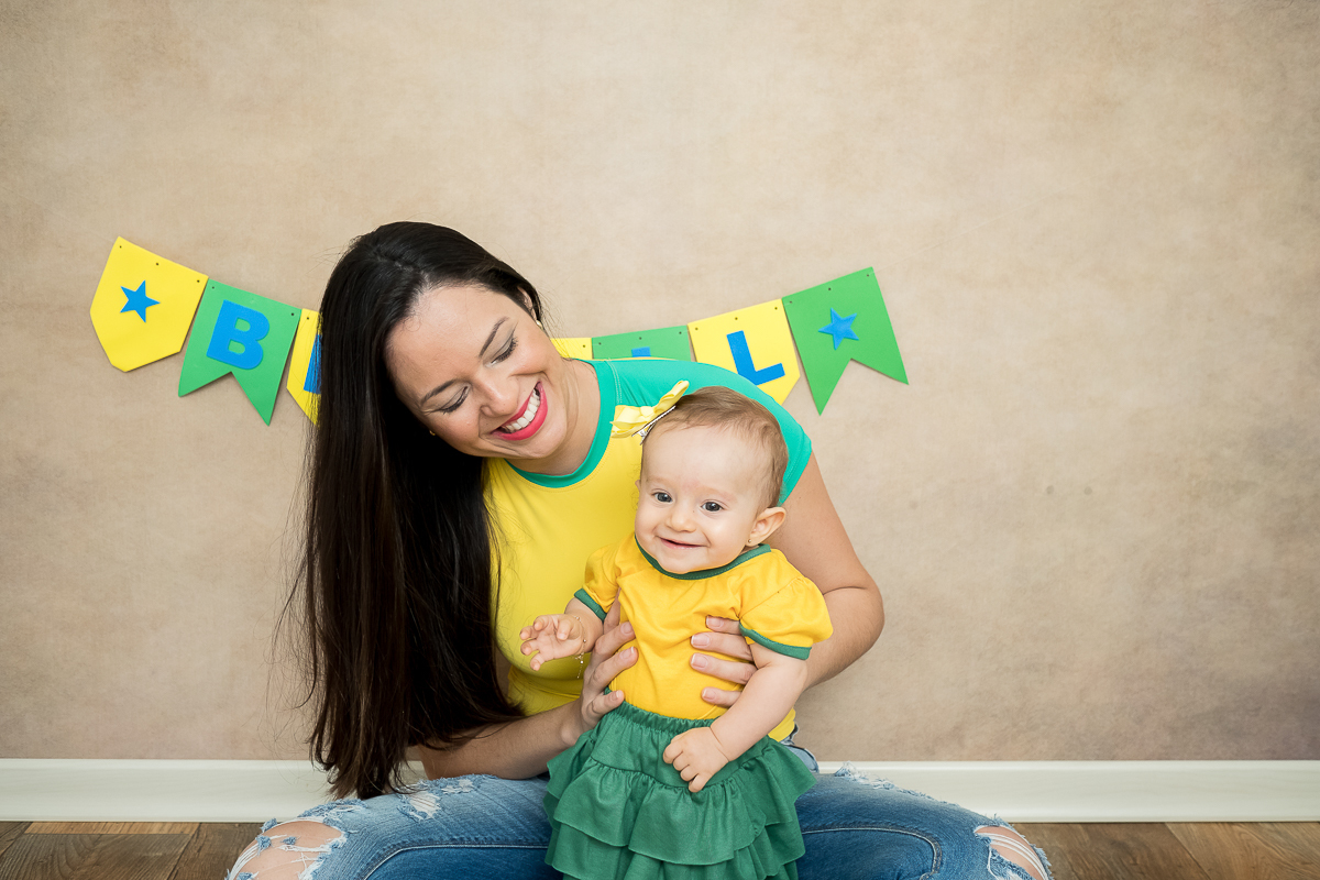 Na sessão de 6 meses de acompanhamento da Manu tivemos os temas da copa e festa junina.

Ganhamos vários sorrisos dessa princesa. ♥ Manu está cada dia mais linda e esperta !!