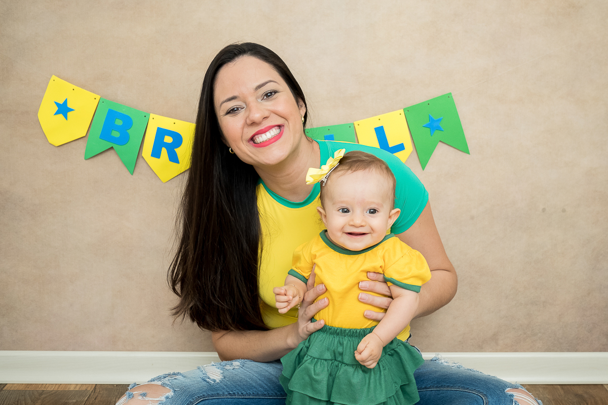 Na sessão de 6 meses de acompanhamento da Manu tivemos os temas da copa e festa junina.

Ganhamos vários sorrisos dessa princesa. ♥ Manu está cada dia mais linda e esperta !!