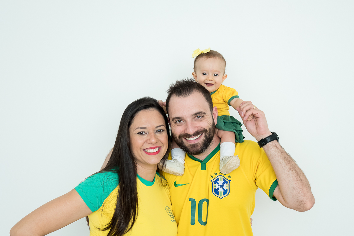 Na sessão de 6 meses de acompanhamento da Manu tivemos os temas da copa e festa junina.

Ganhamos vários sorrisos dessa princesa. ♥ Manu está cada dia mais linda e esperta !!