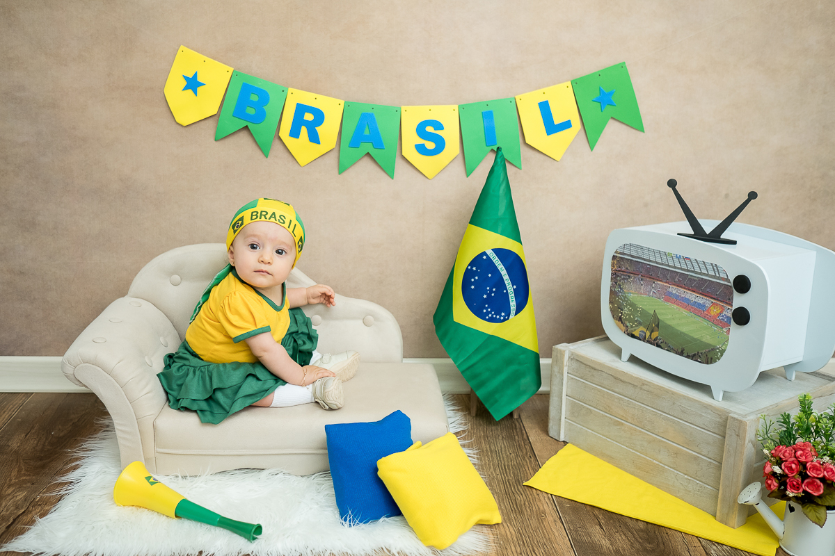 Na sessão de 6 meses de acompanhamento da Manu tivemos os temas da copa e festa junina.

Ganhamos vários sorrisos dessa princesa. ♥ Manu está cada dia mais linda e esperta !!