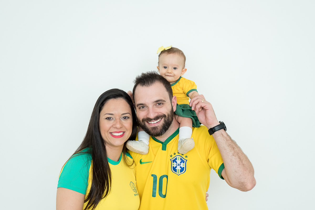 Na sessão de 6 meses de acompanhamento da Manu tivemos os temas da copa e festa junina.

Ganhamos vários sorrisos dessa princesa. ♥ Manu está cada dia mais linda e esperta !!