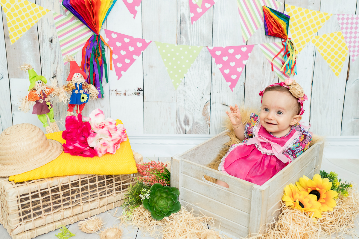 Na sessão de 6 meses de acompanhamento da Manu tivemos os temas da copa e festa junina.

Ganhamos vários sorrisos dessa princesa. ♥ Manu está cada dia mais linda e esperta !!