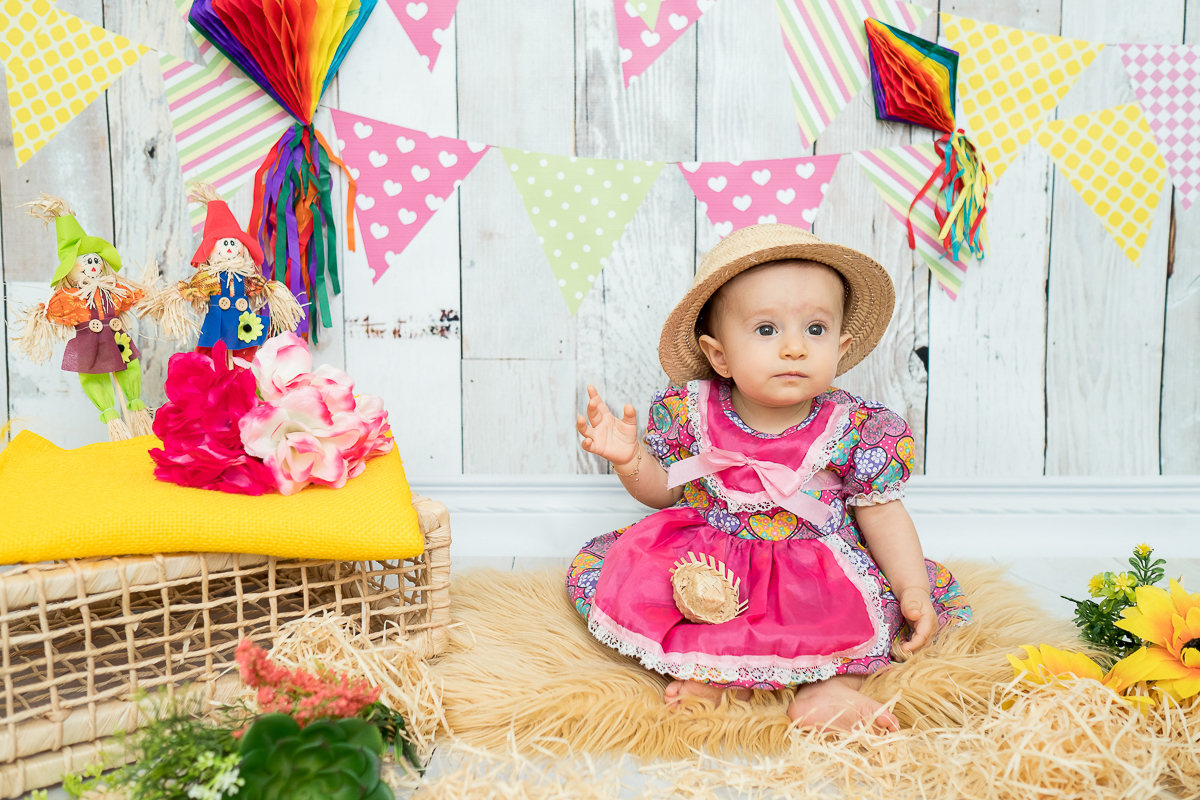 Na sessão de 6 meses de acompanhamento da Manu tivemos os temas da copa e festa junina.

Ganhamos vários sorrisos dessa princesa. ♥ Manu está cada dia mais linda e esperta !!
