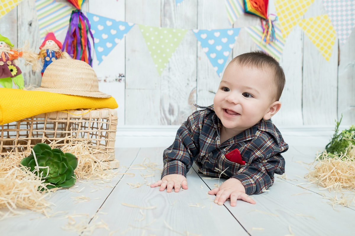 Com roupinha e cenário típicos das comemorações de junho, Rafael com seus 6 meses de vida se divertiu muito na sessão de fotos, dando ao ensaio o clima de descontração e de uma verdadeira festa

Ficamos encantados com essa fofura!!!