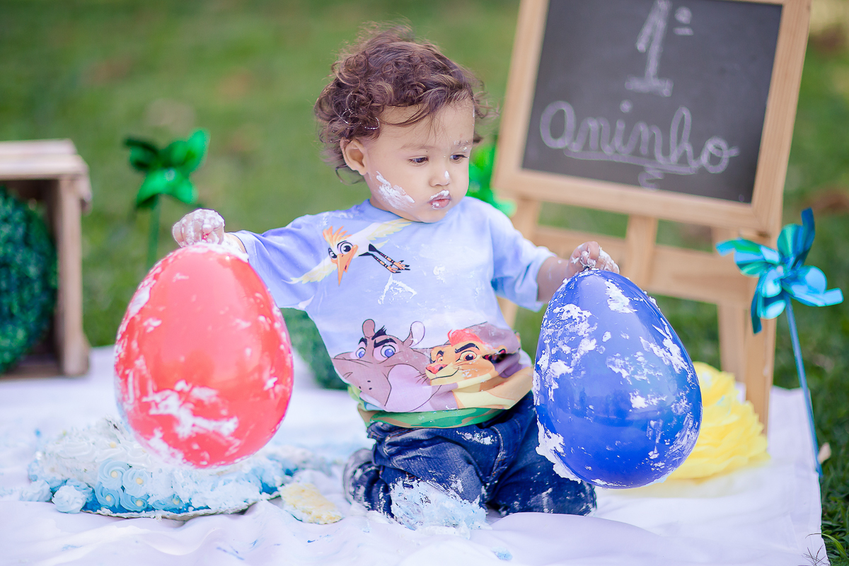 Depois de um ano conosco chegou ao fim o acompanhamento do Vicente e nada melhor para comemorar o 1º aninho com muita bagunça e um bolo

O Vi é menininho muito esperto...e essa cabeça cheia de cachinhos?? <3 <3 