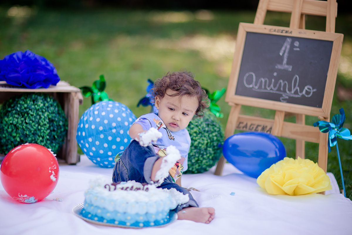 Depois de um ano conosco chegou ao fim o acompanhamento do Vicente e nada melhor para comemorar o 1º aninho com muita bagunça e um bolo

O Vi é menininho muito esperto...e essa cabeça cheia de cachinhos?? <3 <3 