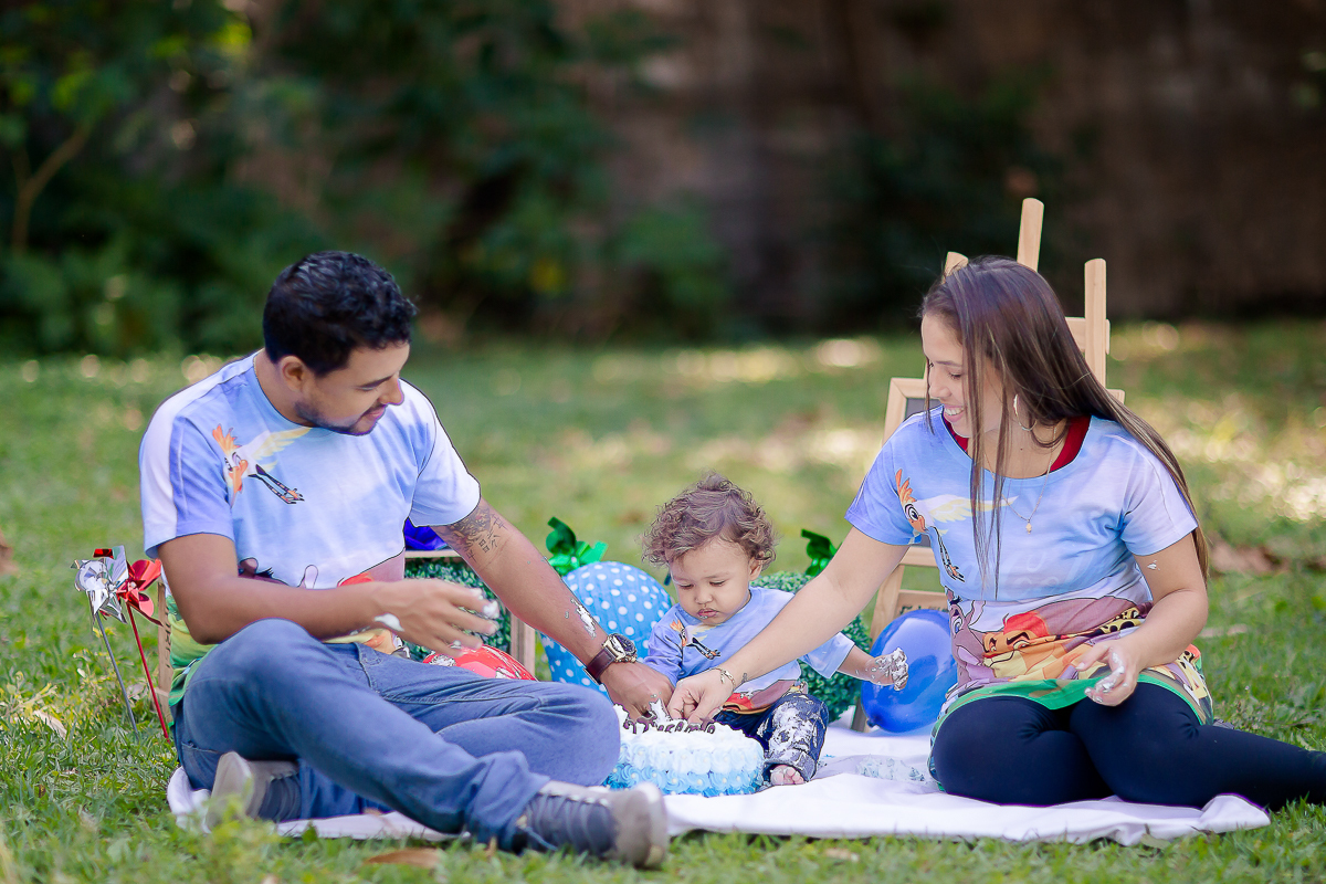 Depois de um ano conosco chegou ao fim o acompanhamento do Vicente e nada melhor para comemorar o 1º aninho com muita bagunça e um bolo

O Vi é menininho muito esperto...e essa cabeça cheia de cachinhos?? <3 <3 