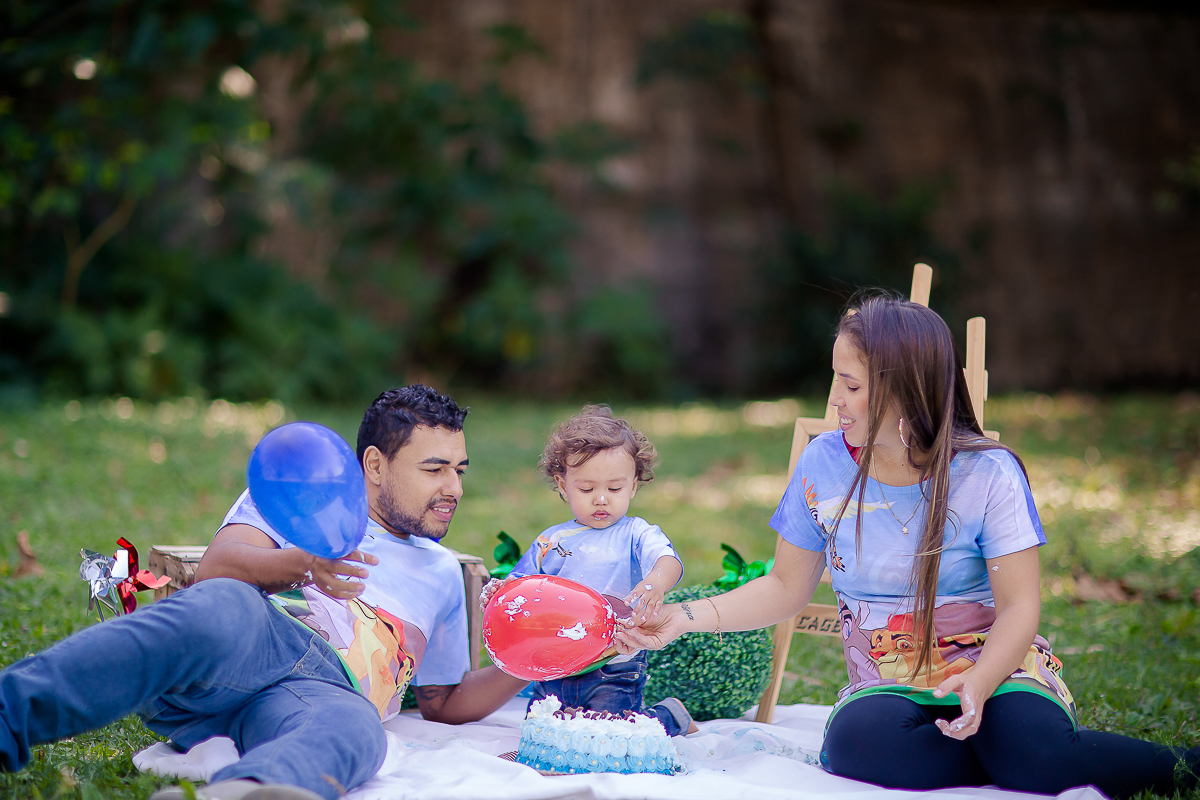 Depois de um ano conosco chegou ao fim o acompanhamento do Vicente e nada melhor para comemorar o 1º aninho com muita bagunça e um bolo

O Vi é menininho muito esperto...e essa cabeça cheia de cachinhos?? <3 <3 