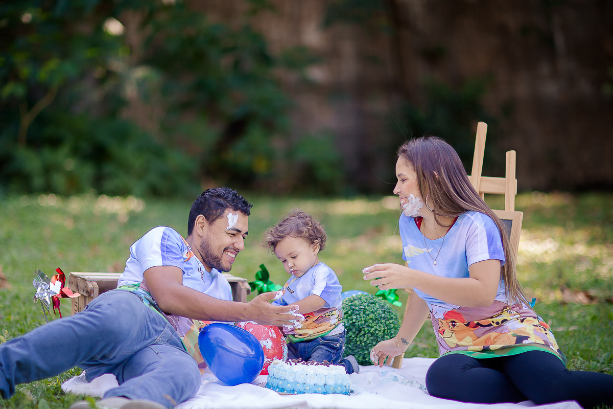Depois de um ano conosco chegou ao fim o acompanhamento do Vicente e nada melhor para comemorar o 1º aninho com muita bagunça e um bolo

O Vi é menininho muito esperto...e essa cabeça cheia de cachinhos?? <3 <3 