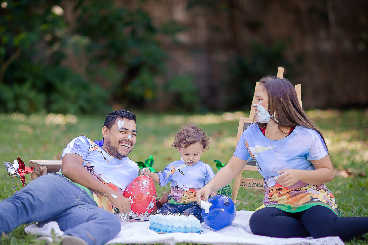 Depois de um ano conosco chegou ao fim o acompanhamento do Vicente e nada melhor para comemorar o 1º aninho com muita bagunça e um bolo

O Vi é menininho muito esperto...e essa cabeça cheia de cachinhos?? <3 <3 