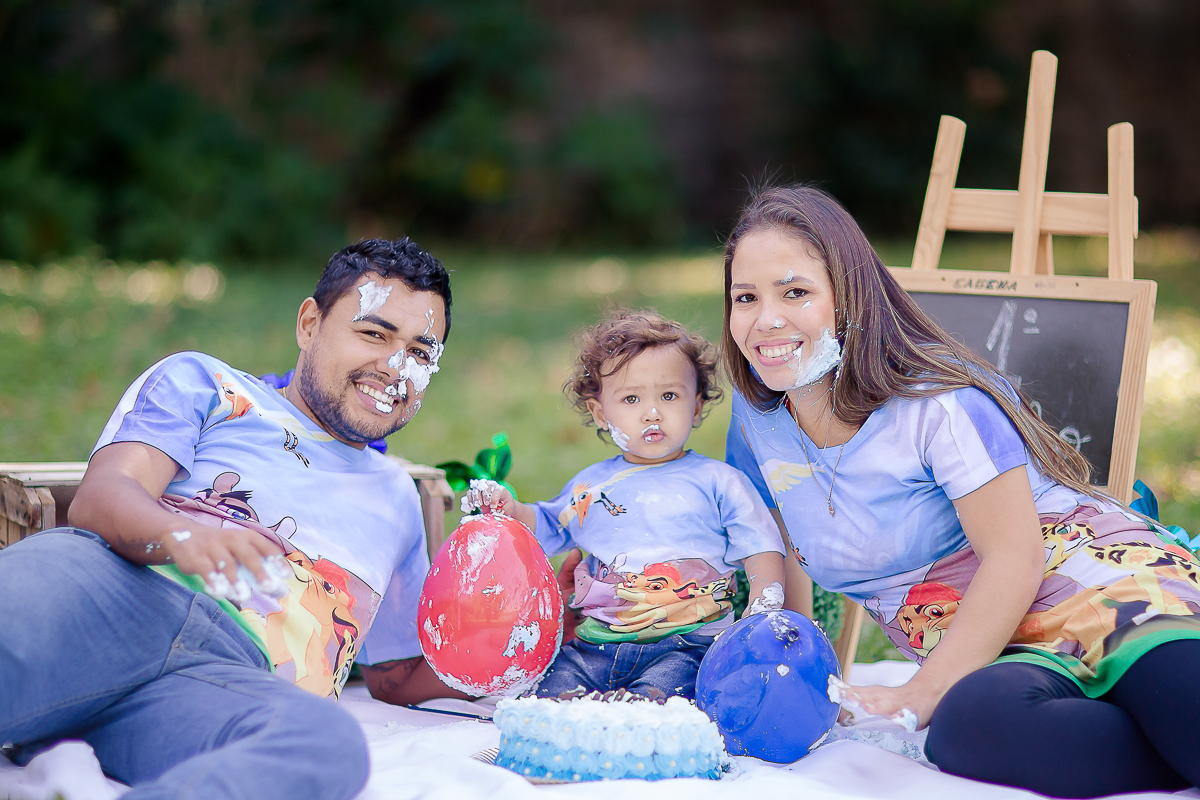 Depois de um ano conosco chegou ao fim o acompanhamento do Vicente e nada melhor para comemorar o 1º aninho com muita bagunça e um bolo

O Vi é menininho muito esperto...e essa cabeça cheia de cachinhos?? <3 <3 