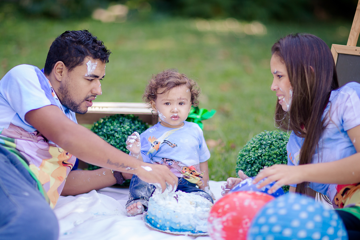Depois de um ano conosco chegou ao fim o acompanhamento do Vicente e nada melhor para comemorar o 1º aninho com muita bagunça e um bolo

O Vi é menininho muito esperto...e essa cabeça cheia de cachinhos?? <3 <3 