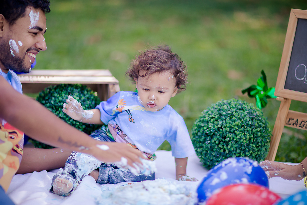 Depois de um ano conosco chegou ao fim o acompanhamento do Vicente e nada melhor para comemorar o 1º aninho com muita bagunça e um bolo

O Vi é menininho muito esperto...e essa cabeça cheia de cachinhos?? <3 <3 