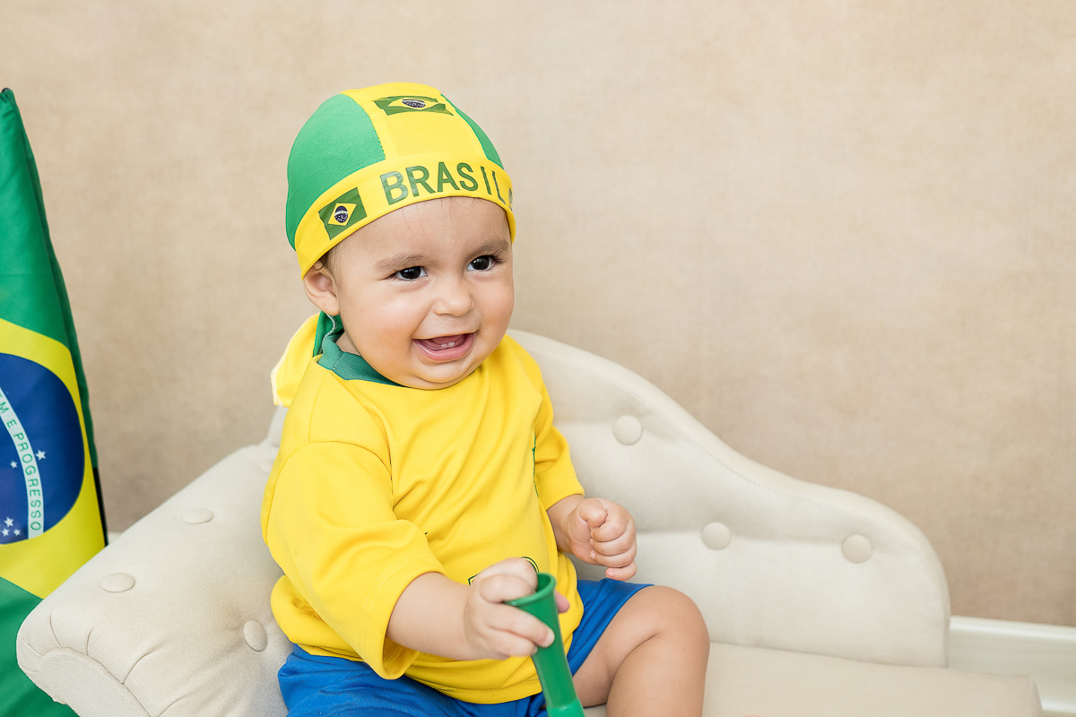 O Heitor completou seus 9 meses e está um menino lindão e sapeca. Nas sessões do pequeno sempre ganhamos vários sorrisos!!  
Este mês o clima principal era a Copa do Mundo, Também fizemos uns cliques com o tema de festa junina e motoqueiro.