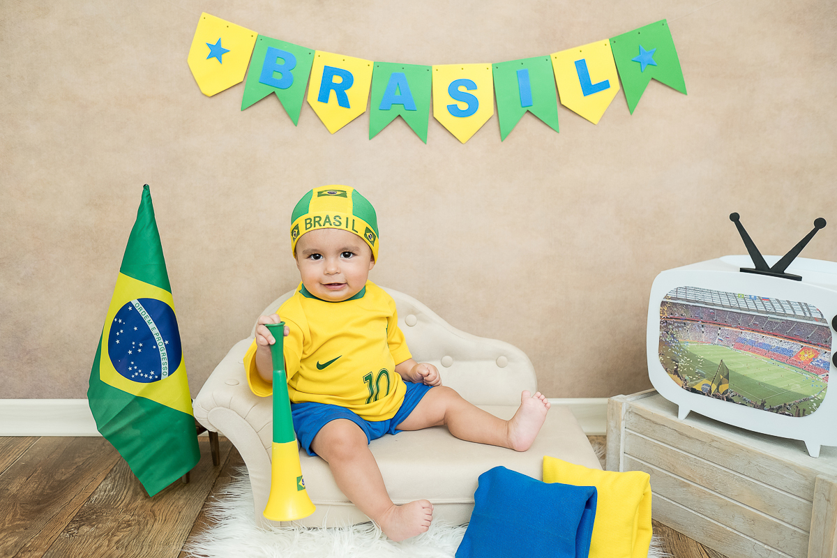 O Heitor completou seus 9 meses e está um menino lindão e sapeca. Nas sessões do pequeno sempre ganhamos vários sorrisos!!  
Este mês o clima principal era a Copa do Mundo, Também fizemos uns cliques com o tema de festa junina e motoqueiro.