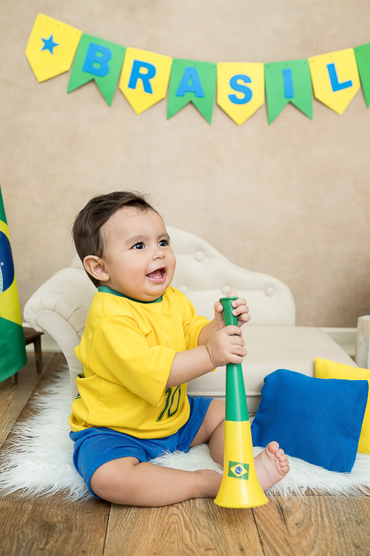 O Heitor completou seus 9 meses e está um menino lindão e sapeca. Nas sessões do pequeno sempre ganhamos vários sorrisos!!  
Este mês o clima principal era a Copa do Mundo, Também fizemos uns cliques com o tema de festa junina e motoqueiro.