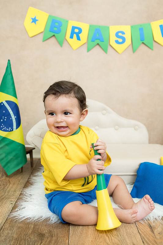 O Heitor completou seus 9 meses e está um menino lindão e sapeca. Nas sessões do pequeno sempre ganhamos vários sorrisos!!  
Este mês o clima principal era a Copa do Mundo, Também fizemos uns cliques com o tema de festa junina e motoqueiro.