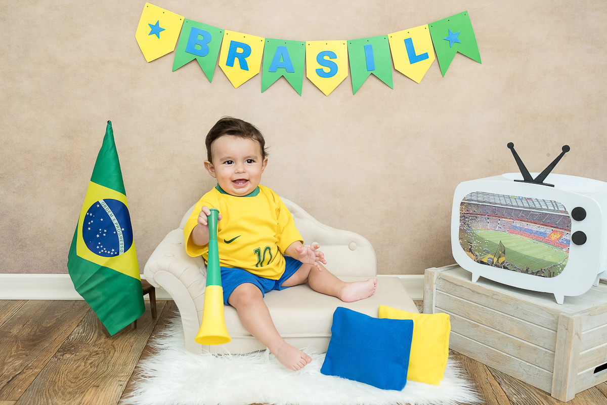 O Heitor completou seus 9 meses e está um menino lindão e sapeca. Nas sessões do pequeno sempre ganhamos vários sorrisos!!  
Este mês o clima principal era a Copa do Mundo, Também fizemos uns cliques com o tema de festa junina e motoqueiro.
