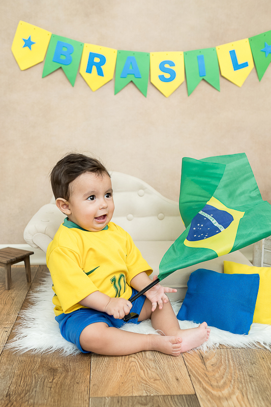 O Heitor completou seus 9 meses e está um menino lindão e sapeca. Nas sessões do pequeno sempre ganhamos vários sorrisos!!  
Este mês o clima principal era a Copa do Mundo, Também fizemos uns cliques com o tema de festa junina e motoqueiro.