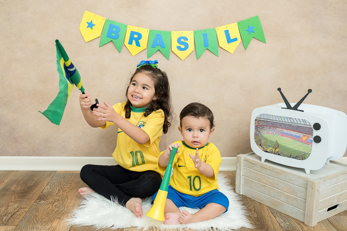 O Heitor completou seus 9 meses e está um menino lindão e sapeca. Nas sessões do pequeno sempre ganhamos vários sorrisos!!  
Este mês o clima principal era a Copa do Mundo, Também fizemos uns cliques com o tema de festa junina e motoqueiro.