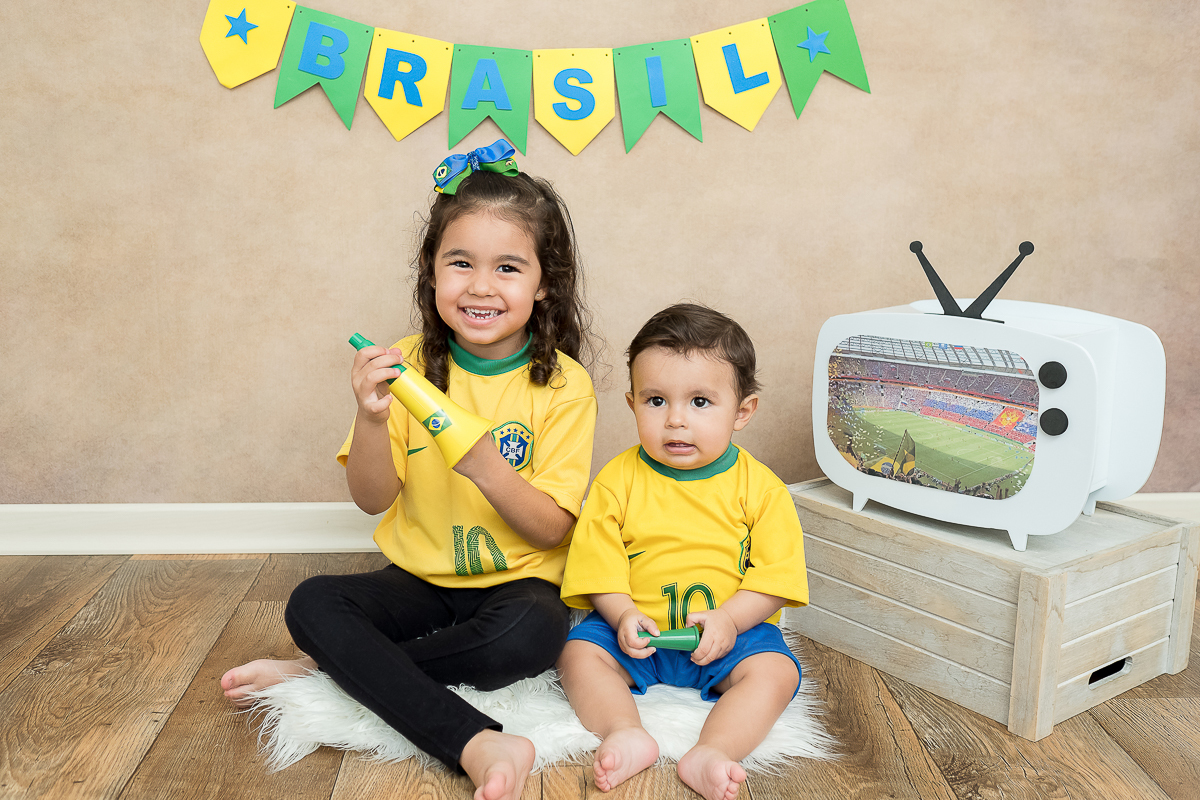 O Heitor completou seus 9 meses e está um menino lindão e sapeca. Nas sessões do pequeno sempre ganhamos vários sorrisos!!  
Este mês o clima principal era a Copa do Mundo, Também fizemos uns cliques com o tema de festa junina e motoqueiro.
