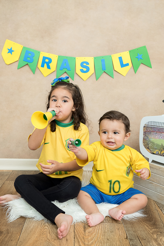 O Heitor completou seus 9 meses e está um menino lindão e sapeca. Nas sessões do pequeno sempre ganhamos vários sorrisos!!  
Este mês o clima principal era a Copa do Mundo, Também fizemos uns cliques com o tema de festa junina e motoqueiro.