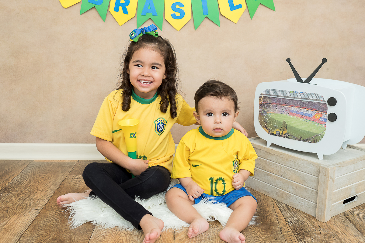 O Heitor completou seus 9 meses e está um menino lindão e sapeca. Nas sessões do pequeno sempre ganhamos vários sorrisos!!  
Este mês o clima principal era a Copa do Mundo, Também fizemos uns cliques com o tema de festa junina e motoqueiro.