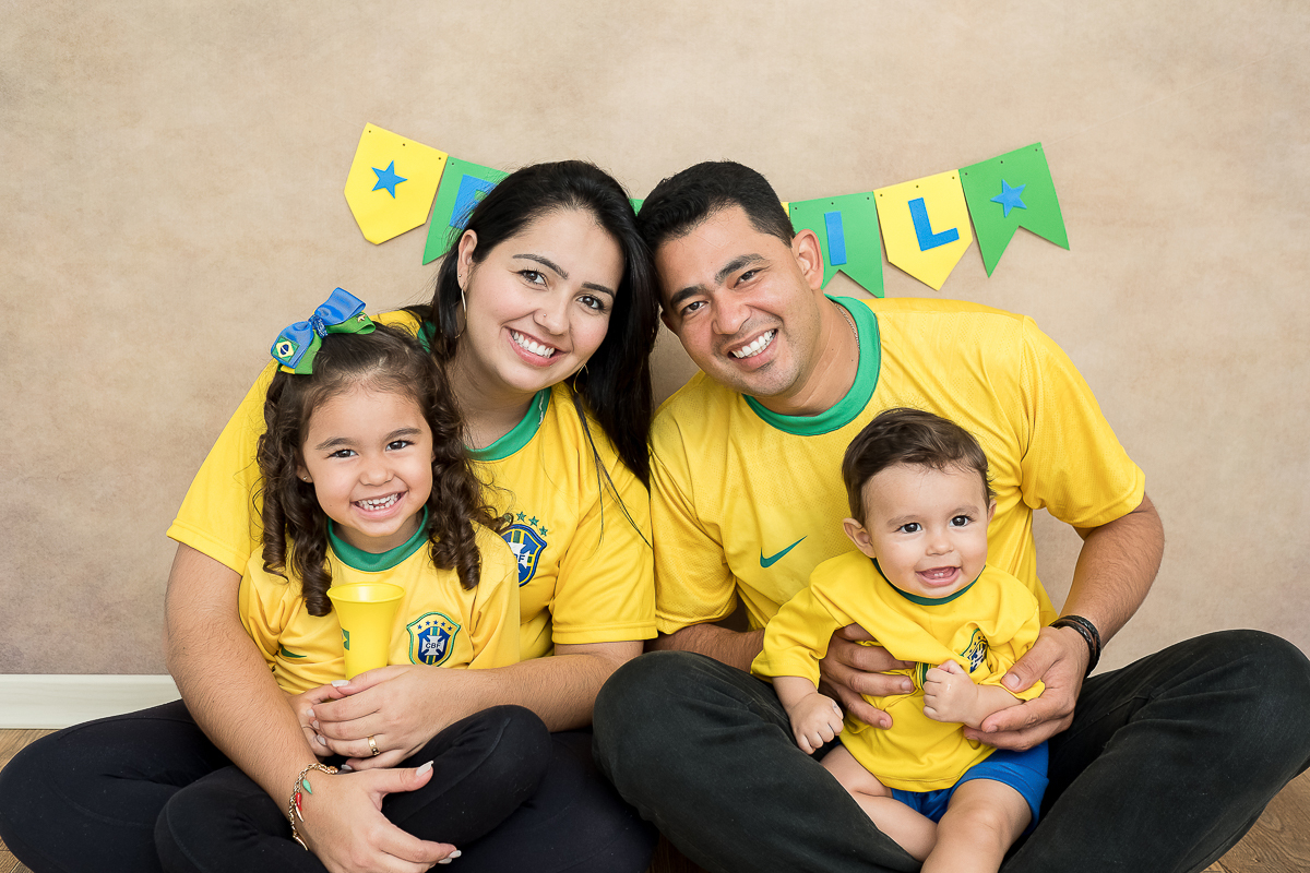 O Heitor completou seus 9 meses e está um menino lindão e sapeca. Nas sessões do pequeno sempre ganhamos vários sorrisos!!  
Este mês o clima principal era a Copa do Mundo, Também fizemos uns cliques com o tema de festa junina e motoqueiro.