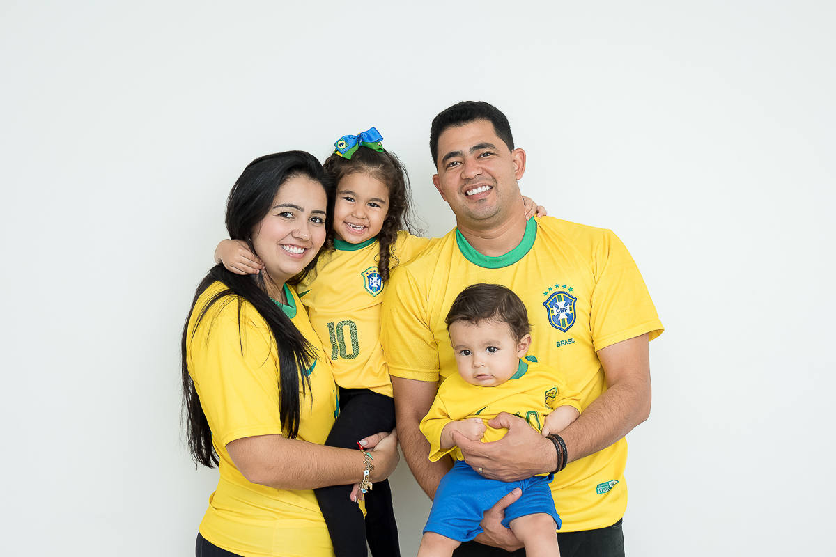 O Heitor completou seus 9 meses e está um menino lindão e sapeca. Nas sessões do pequeno sempre ganhamos vários sorrisos!!  
Este mês o clima principal era a Copa do Mundo, Também fizemos uns cliques com o tema de festa junina e motoqueiro.