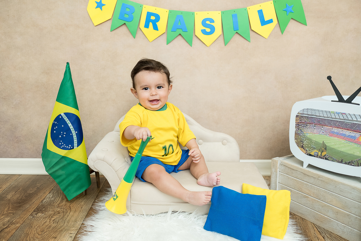 O Heitor completou seus 9 meses e está um menino lindão e sapeca. Nas sessões do pequeno sempre ganhamos vários sorrisos!!  
Este mês o clima principal era a Copa do Mundo, Também fizemos uns cliques com o tema de festa junina e motoqueiro.