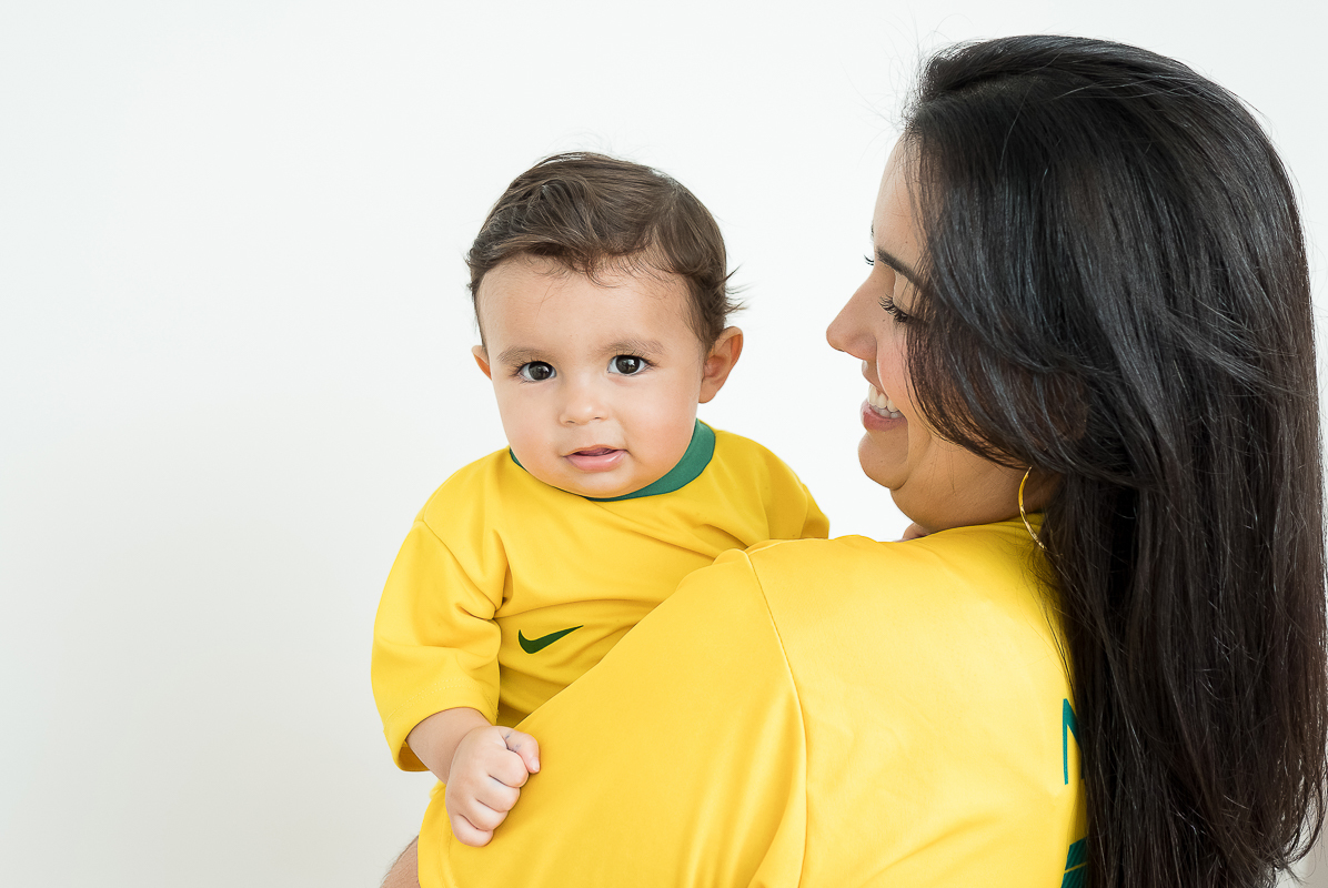 O Heitor completou seus 9 meses e está um menino lindão e sapeca. Nas sessões do pequeno sempre ganhamos vários sorrisos!!  
Este mês o clima principal era a Copa do Mundo, Também fizemos uns cliques com o tema de festa junina e motoqueiro.