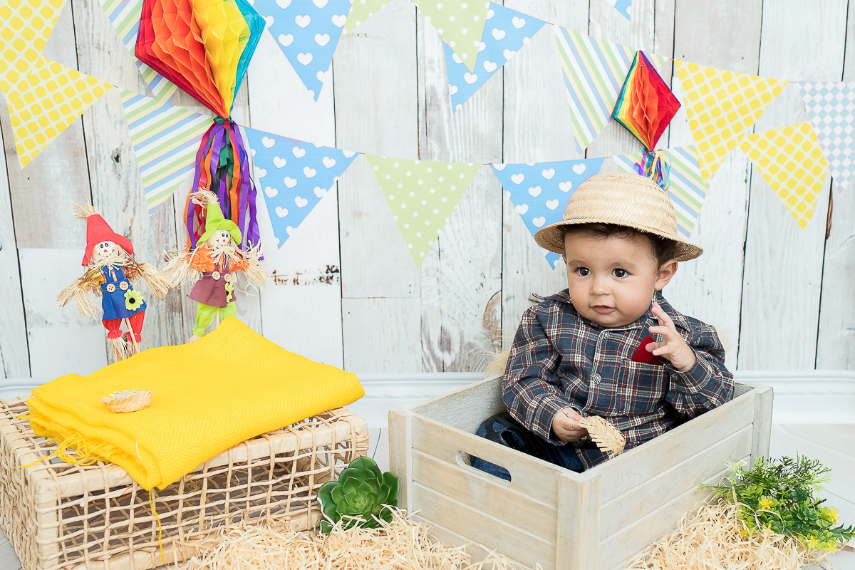 O Heitor completou seus 9 meses e está um menino lindão e sapeca. Nas sessões do pequeno sempre ganhamos vários sorrisos!!  
Este mês o clima principal era a Copa do Mundo, Também fizemos uns cliques com o tema de festa junina e motoqueiro.