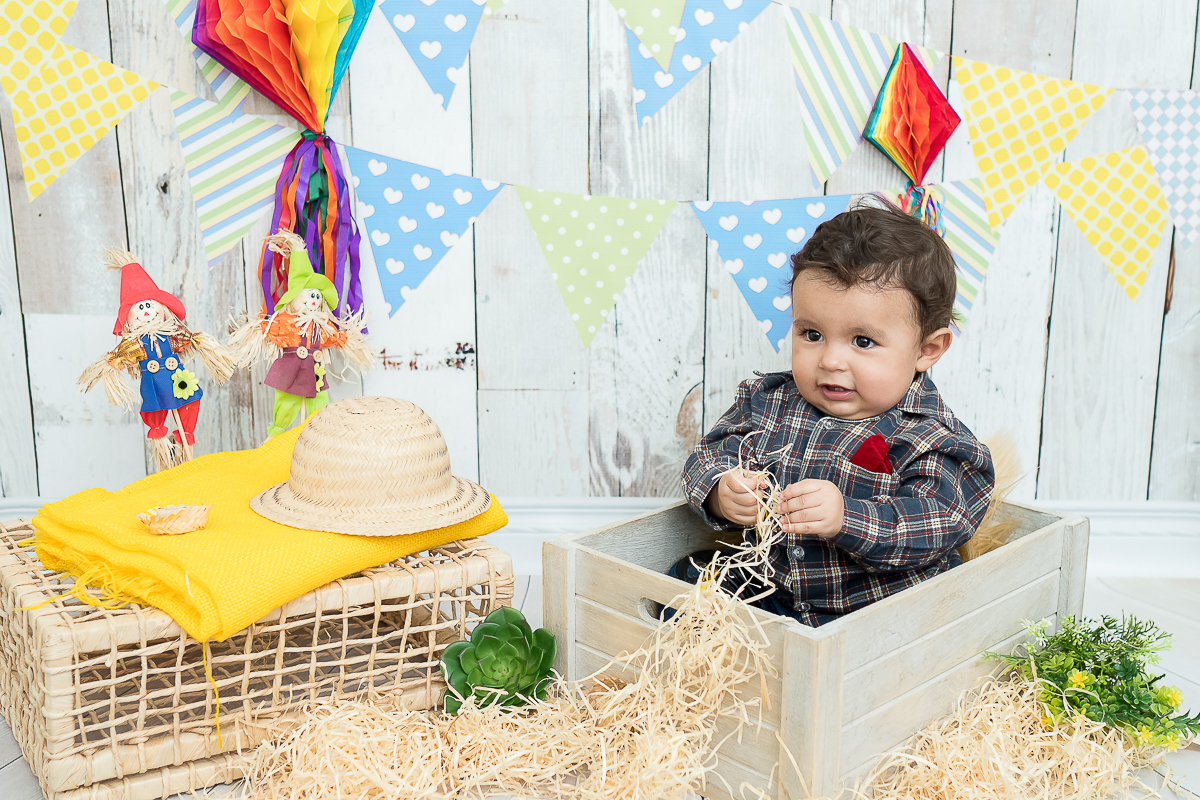 O Heitor completou seus 9 meses e está um menino lindão e sapeca. Nas sessões do pequeno sempre ganhamos vários sorrisos!!  
Este mês o clima principal era a Copa do Mundo, Também fizemos uns cliques com o tema de festa junina e motoqueiro.
