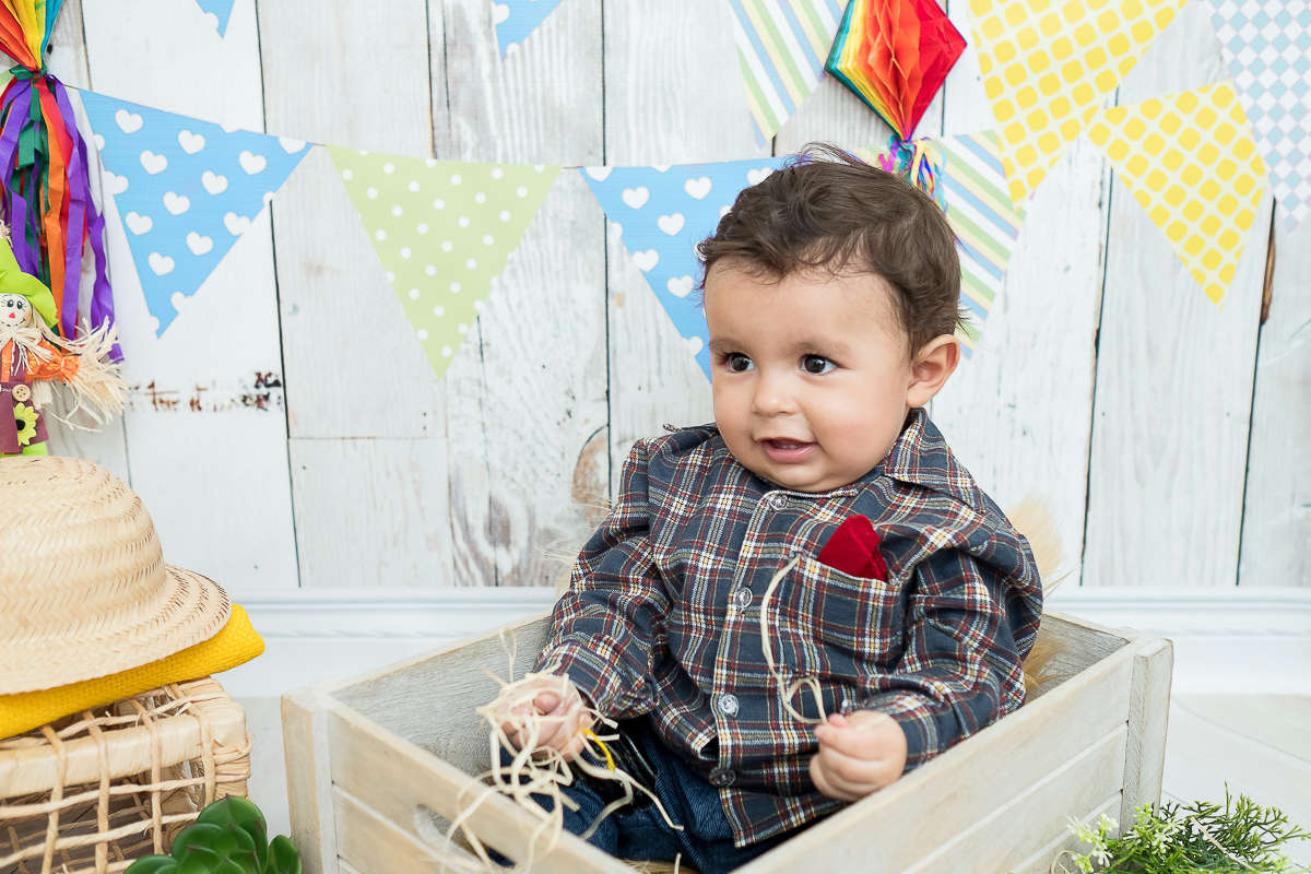 O Heitor completou seus 9 meses e está um menino lindão e sapeca. Nas sessões do pequeno sempre ganhamos vários sorrisos!!  
Este mês o clima principal era a Copa do Mundo, Também fizemos uns cliques com o tema de festa junina e motoqueiro.