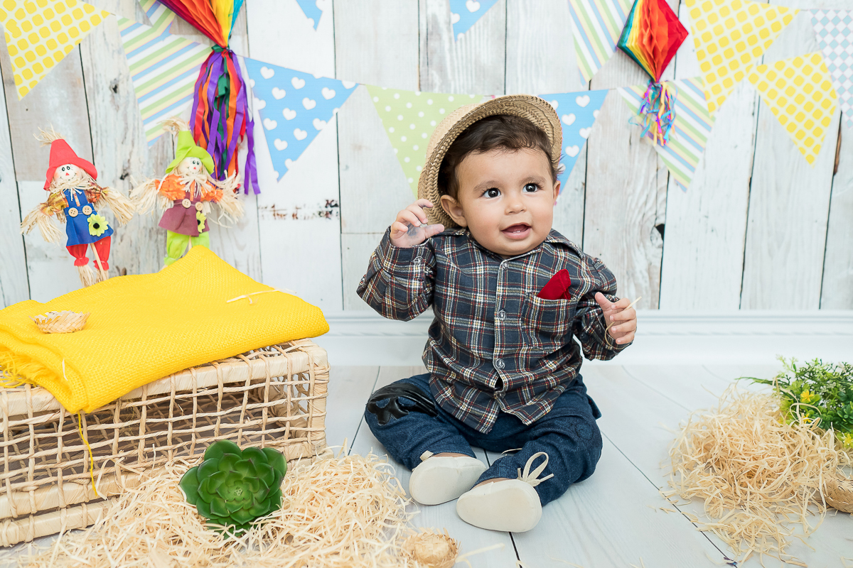 O Heitor completou seus 9 meses e está um menino lindão e sapeca. Nas sessões do pequeno sempre ganhamos vários sorrisos!!  
Este mês o clima principal era a Copa do Mundo, Também fizemos uns cliques com o tema de festa junina e motoqueiro.