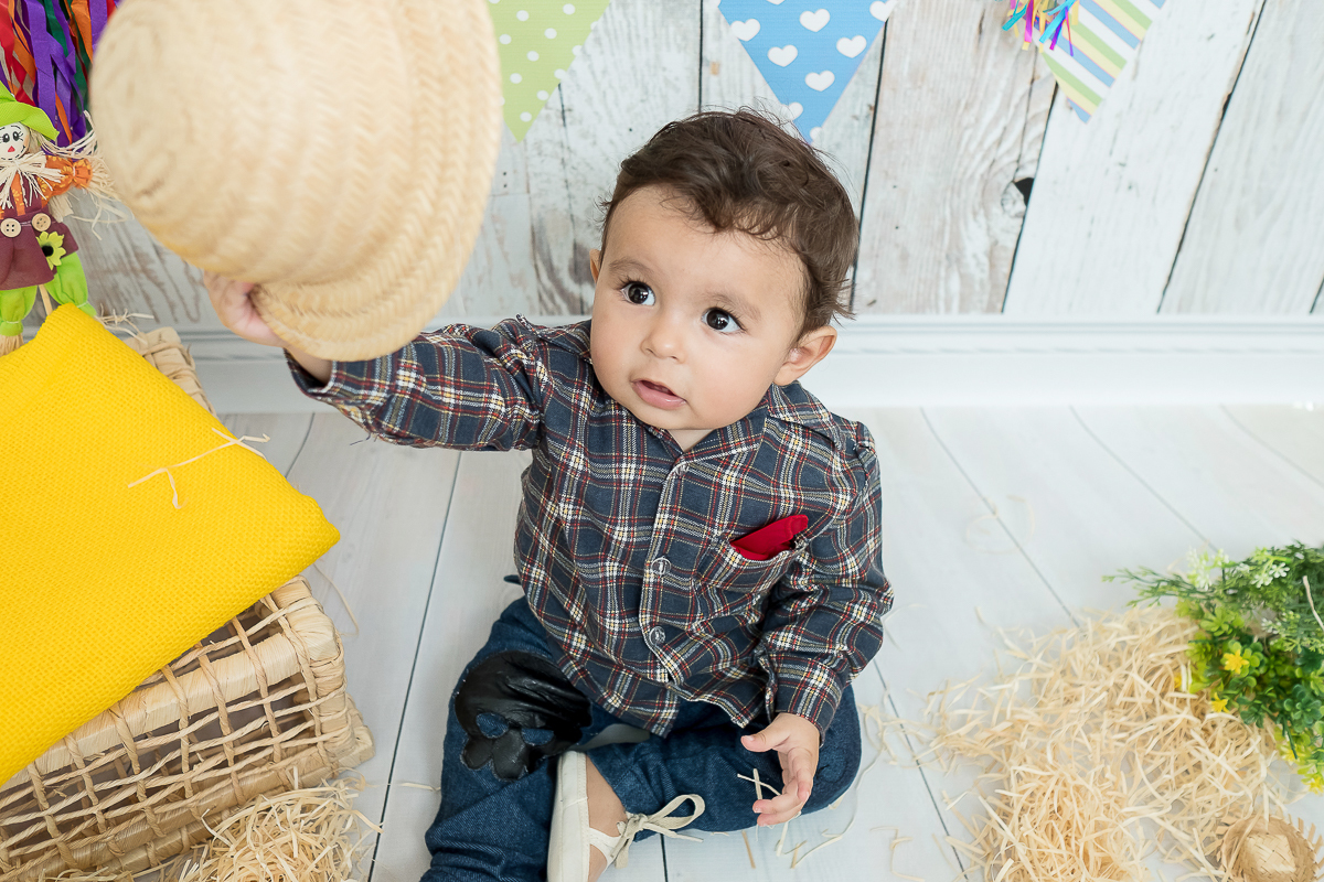 O Heitor completou seus 9 meses e está um menino lindão e sapeca. Nas sessões do pequeno sempre ganhamos vários sorrisos!!  
Este mês o clima principal era a Copa do Mundo, Também fizemos uns cliques com o tema de festa junina e motoqueiro.