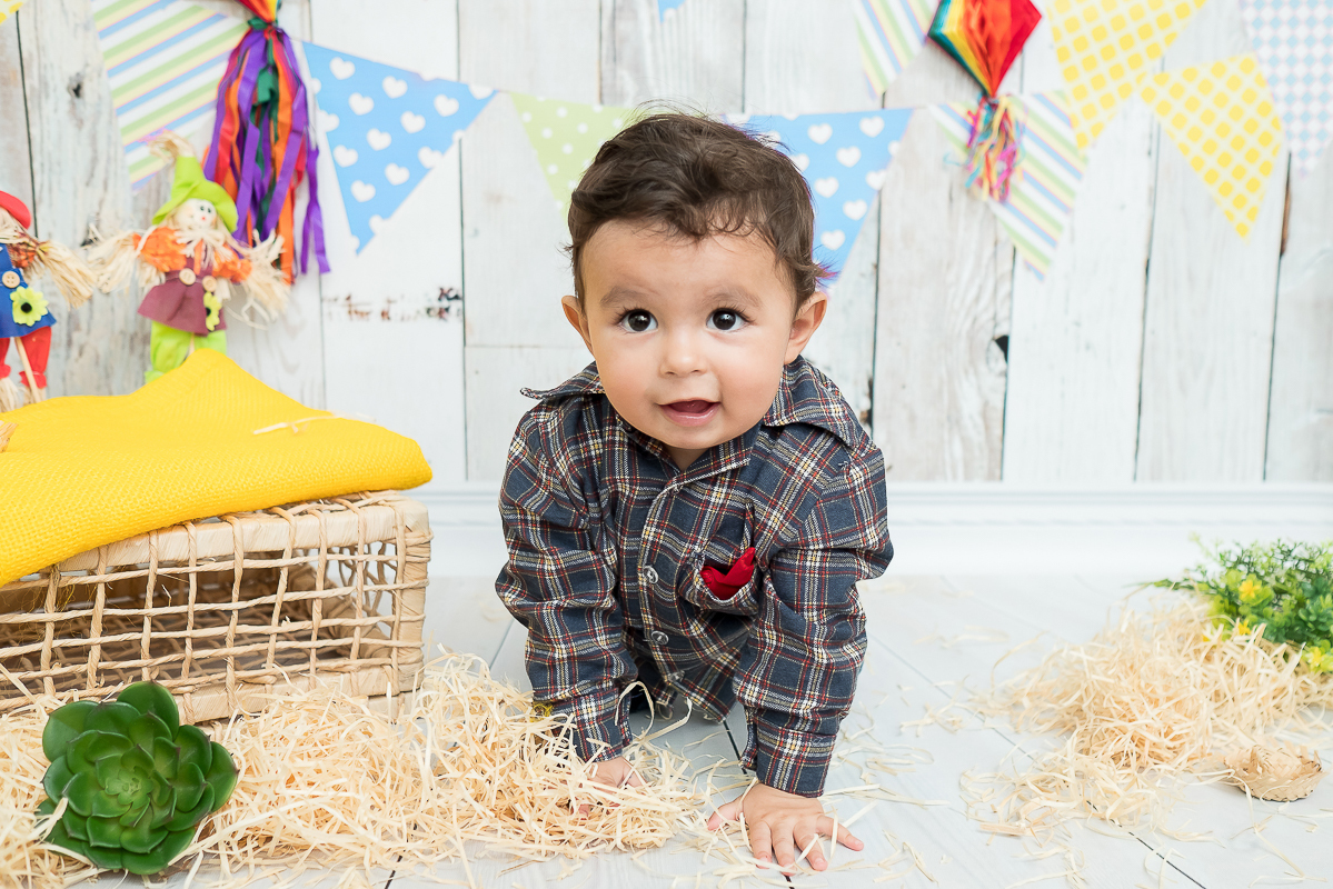 O Heitor completou seus 9 meses e está um menino lindão e sapeca. Nas sessões do pequeno sempre ganhamos vários sorrisos!!  
Este mês o clima principal era a Copa do Mundo, Também fizemos uns cliques com o tema de festa junina e motoqueiro.
