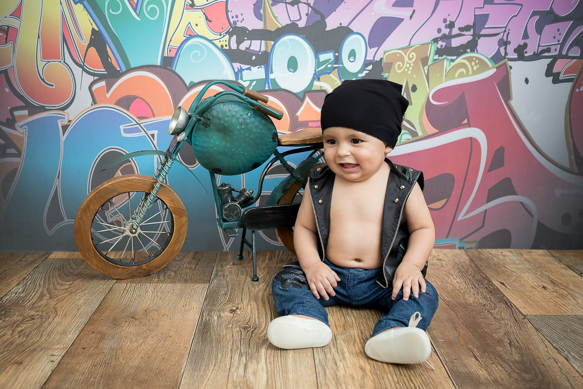 O Heitor completou seus 9 meses e está um menino lindão e sapeca. Nas sessões do pequeno sempre ganhamos vários sorrisos!!  
Este mês o clima principal era a Copa do Mundo, Também fizemos uns cliques com o tema de festa junina e motoqueiro.