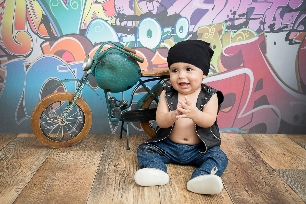 O Heitor completou seus 9 meses e está um menino lindão e sapeca. Nas sessões do pequeno sempre ganhamos vários sorrisos!!  
Este mês o clima principal era a Copa do Mundo, Também fizemos uns cliques com o tema de festa junina e motoqueiro.