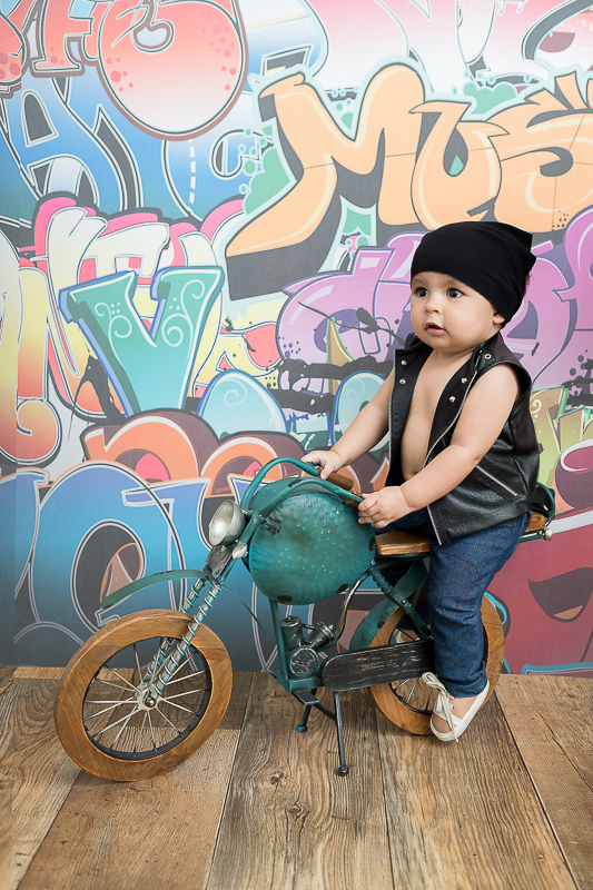 O Heitor completou seus 9 meses e está um menino lindão e sapeca. Nas sessões do pequeno sempre ganhamos vários sorrisos!!  
Este mês o clima principal era a Copa do Mundo, Também fizemos uns cliques com o tema de festa junina e motoqueiro.